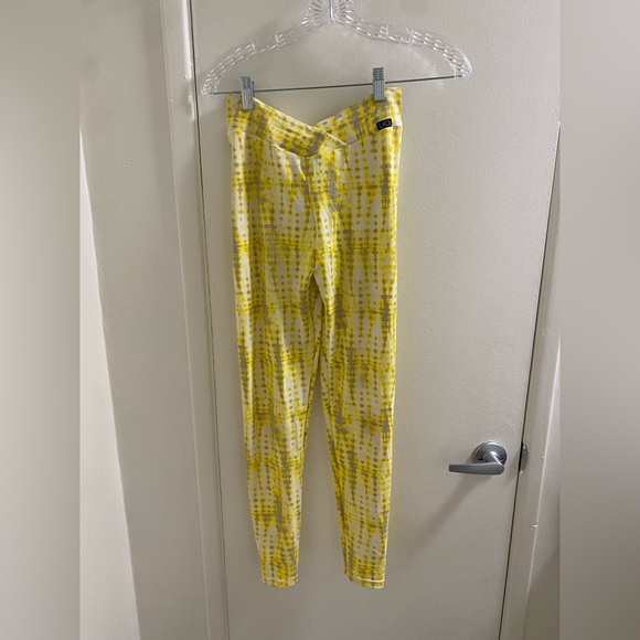 LiCi Fit V-Cut Scrunch Leggings - size Small - Picture 6 of 8